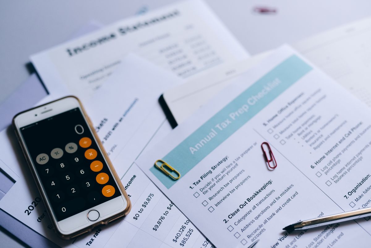Checklist de preparación de impuestos junto a una calculadora y documentos
